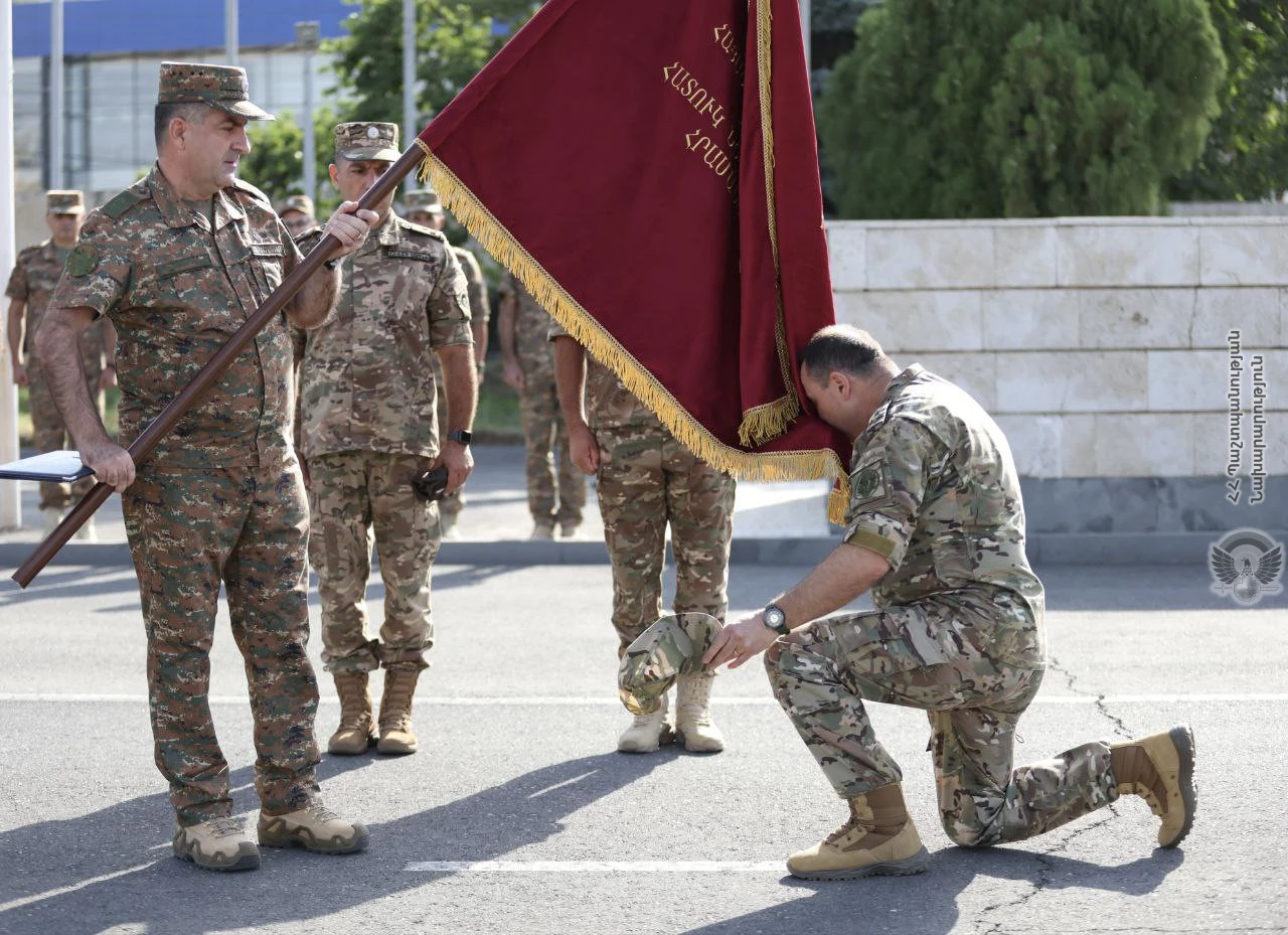 Գեներալ-լեյտենանտ Էդվարդ Ասրյանը մարտական դրոշ է հանձնել Հատ...