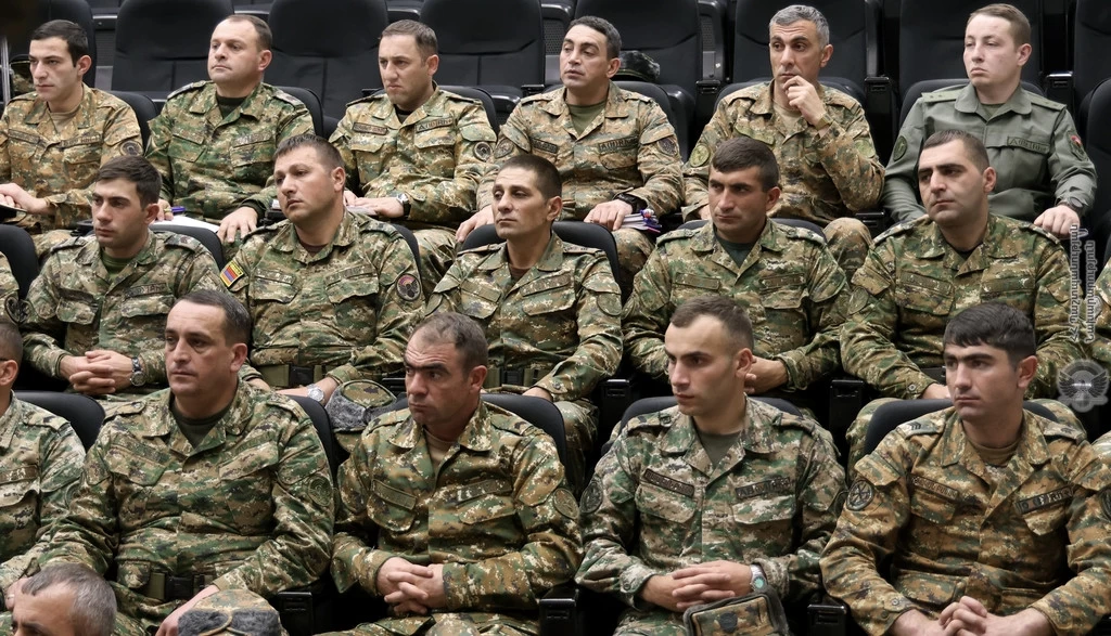 ԶՈՒ ԳՇ պետը հանդիպել է արհեստավարժ սերժանտների վերապատրաստմա...