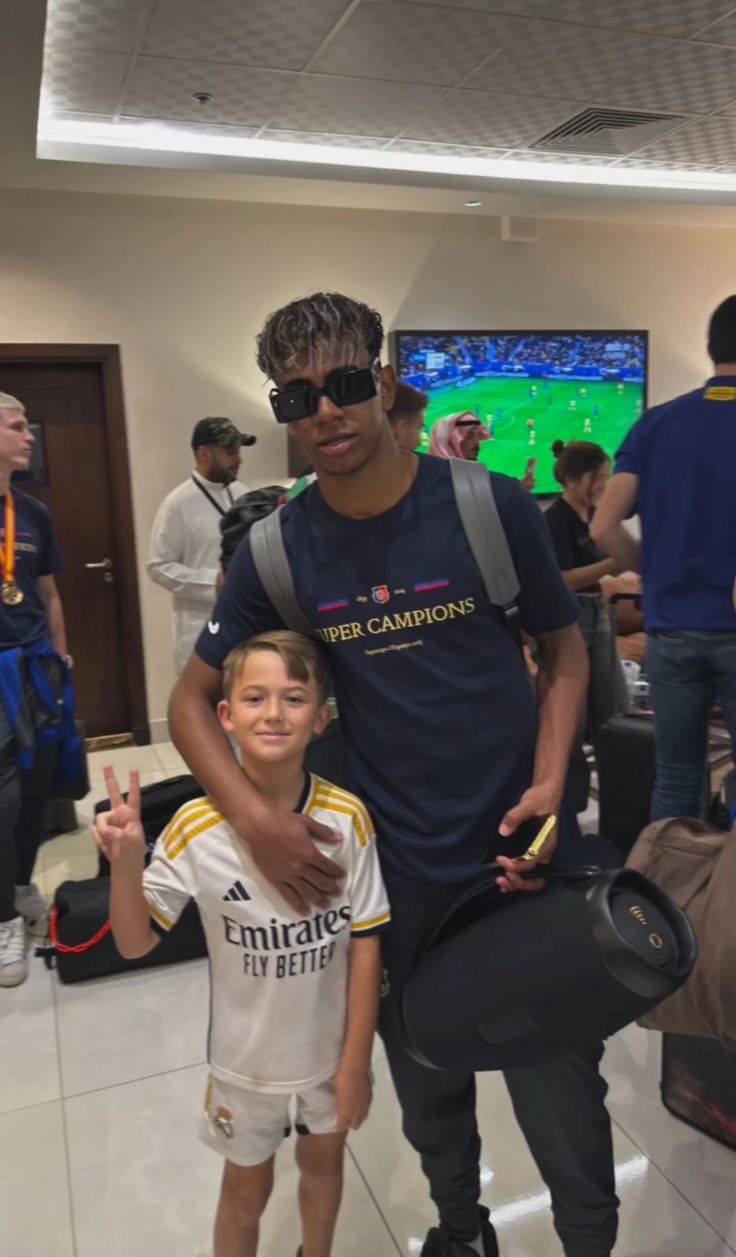 🎥📷 Լուսանկարվելով Ռեալի փոքրիկ երկրպագուի հետ․ Յամալի արձա...