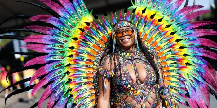 Նոթինգ Հիլի Կարնավալի մասնակիցները տոնում են արևոտ փողոցներո...