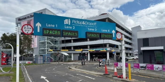 Սպասման պատրվակով․ Էդինբուրգի օդանավակայանի մուտքի մոտ վարոր...