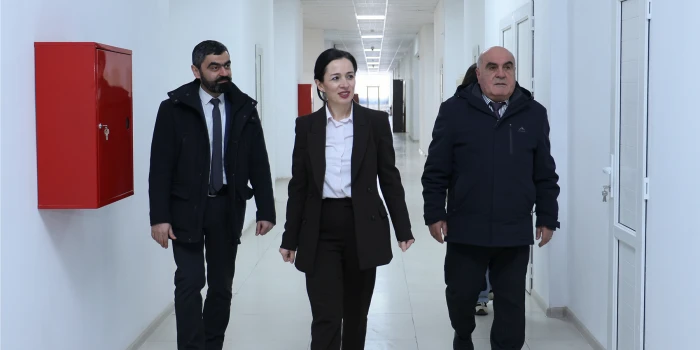 Ժաննա Անդրեասյանը դպրոցականների հետ այցելել է Քիմիական ֆիզիկ...