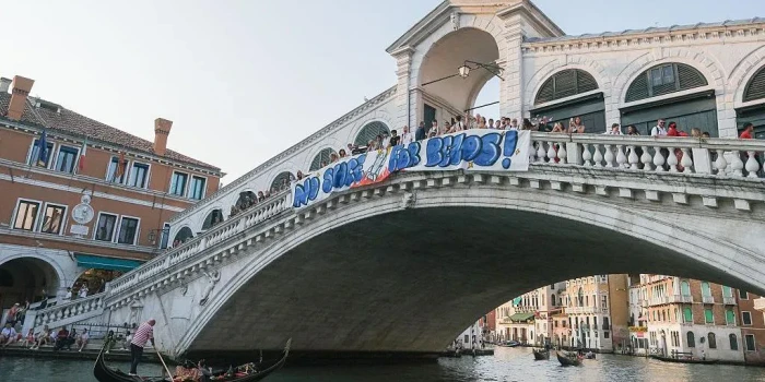 ՎԵՆԵՑԻԱՆՑԻ ԱԿՏԻՎԻՍՏՆԵՐԸ ՊԼԱՆԱՎՈՐՈՒՄ ԵՆ ՎԵՐԱՓՈԽԵԼ ՋԵՖ ԲԵԶՈՍԻ...