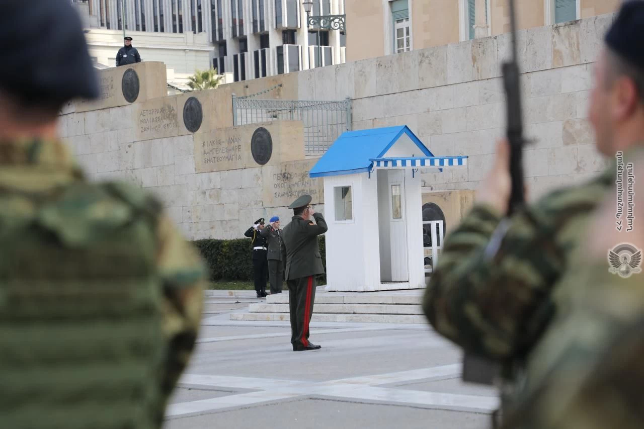 ԶՈՒ ԳՇ պետն Աթենքում Անհայտ զինվորի հուշահամալիրին ծաղկեպսակ...