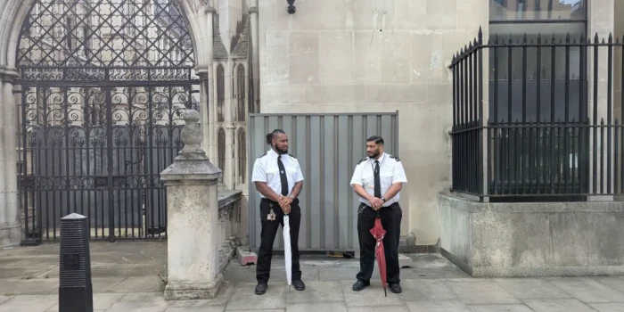 Բանկսիի մուրալը հեռացվում է Լոնդոնի թագուհու դատարանի շենքից