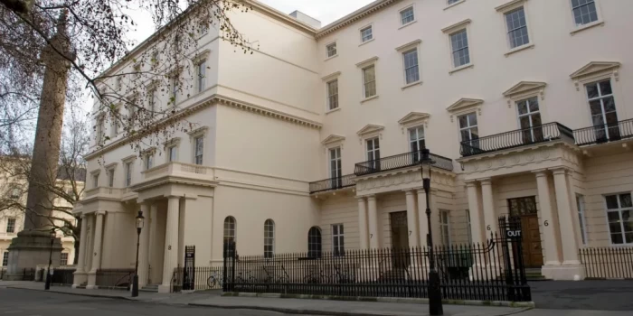 Էլոն Մասքը՝ ճգնաժամային քննարկումների պատճառ Բրիտանիայի Թագա...