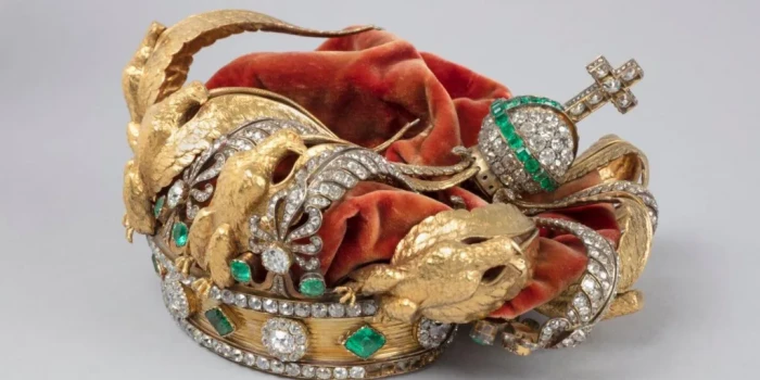 Լուվրի թագը ջախջախված, բայց գրեթե անփորձանք՝ գողության ժաման...