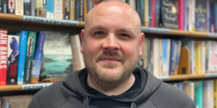 Բարեգործական խանութի աշխատակիցները զարմացած են. Չինարեն առաջ...